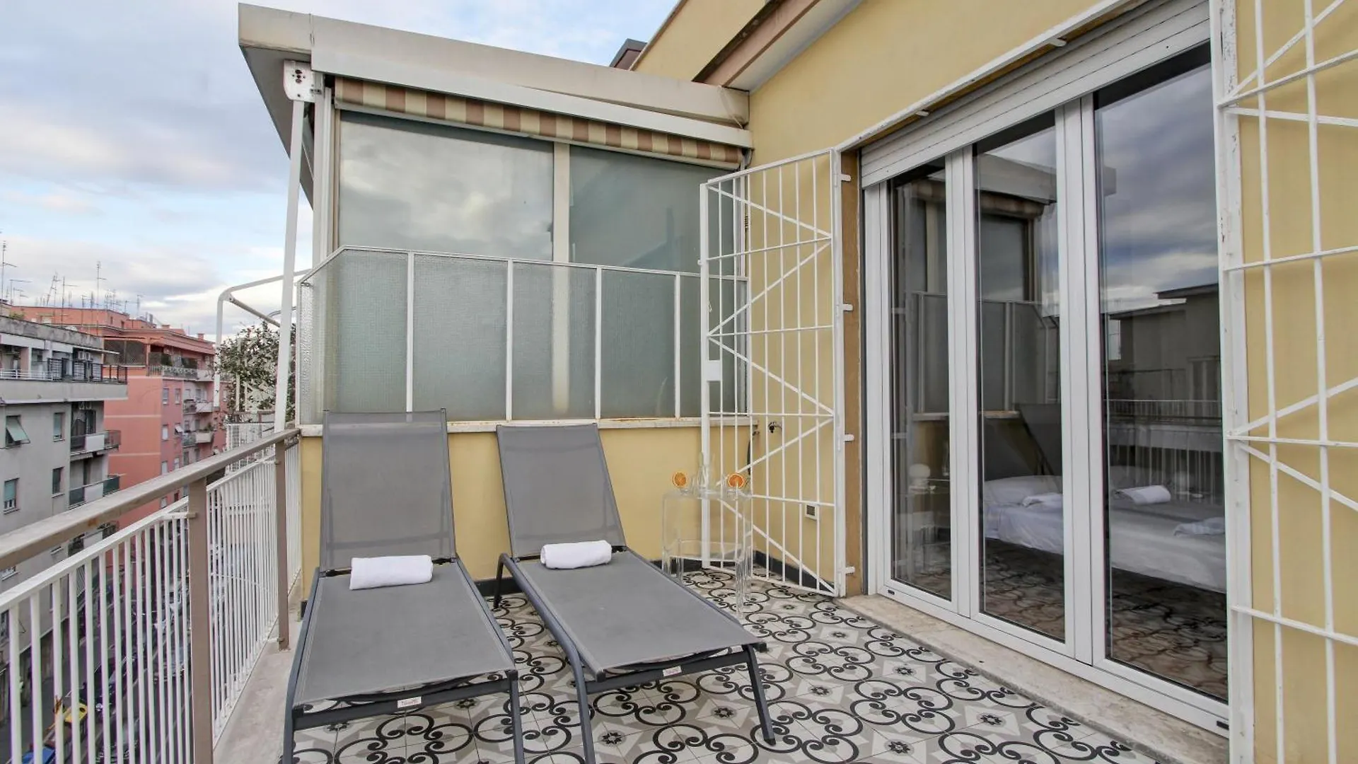 Design Monteverde Flat Rom 0*,  Italien